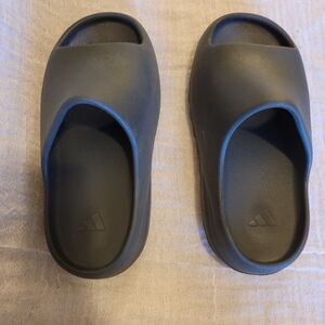 Yeezy youth Kids Slide Sandals Charcoal Grey (DAKONY) size 1